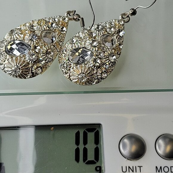 Silver Tone Oval Earrings with embedded Glittering Clear Fashion Crystal Stones - Picture 7 of 10